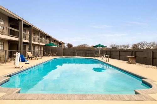 La Quinta Inn by Wyndham San Antonio Vance Jackson - image 4