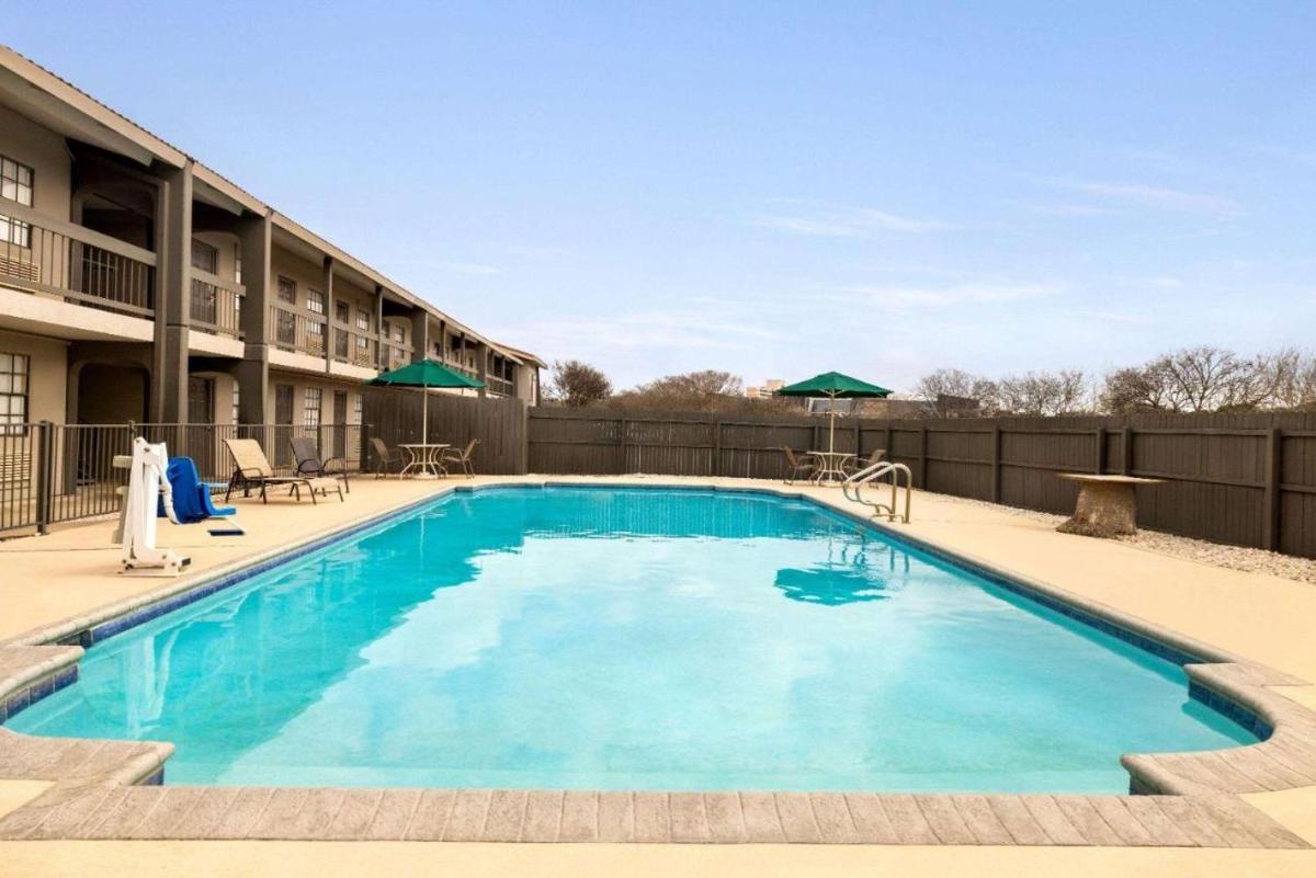 La Quinta Inn by Wyndham San Antonio Vance Jackson - image 4