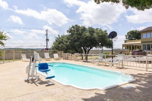 HillView Inn at Six Flags Fiesta - image 10