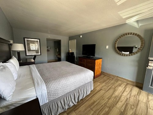 HillView Inn at Six Flags Fiesta - image 26