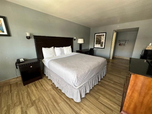 HillView Inn at Six Flags Fiesta - image 30