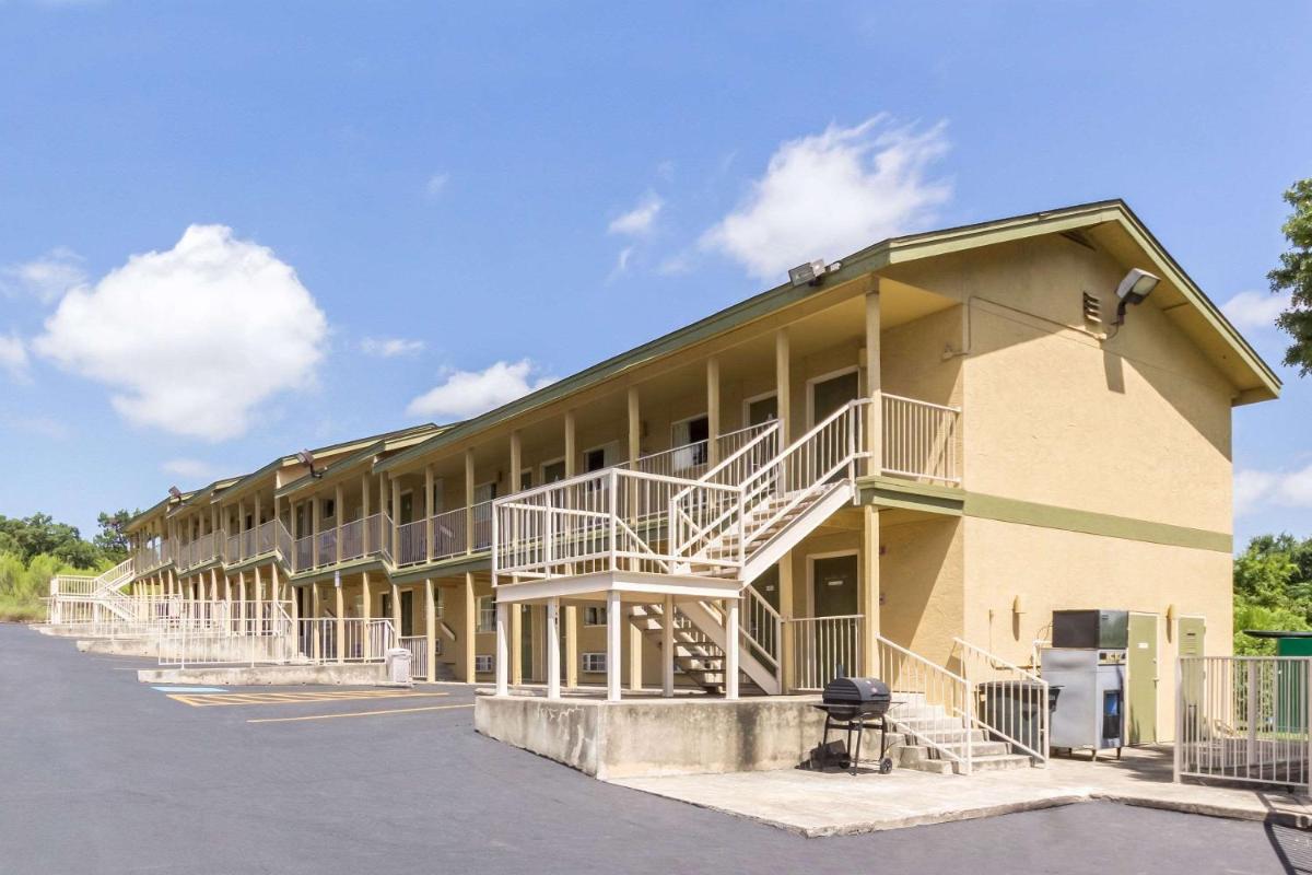 HillView Inn at Six Flags Fiesta - image 5