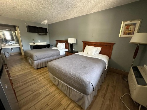 HillView Inn at Six Flags Fiesta - image 7