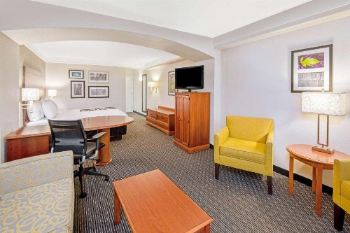 La Quinta by Wyndham San Antonio Airport - image 17