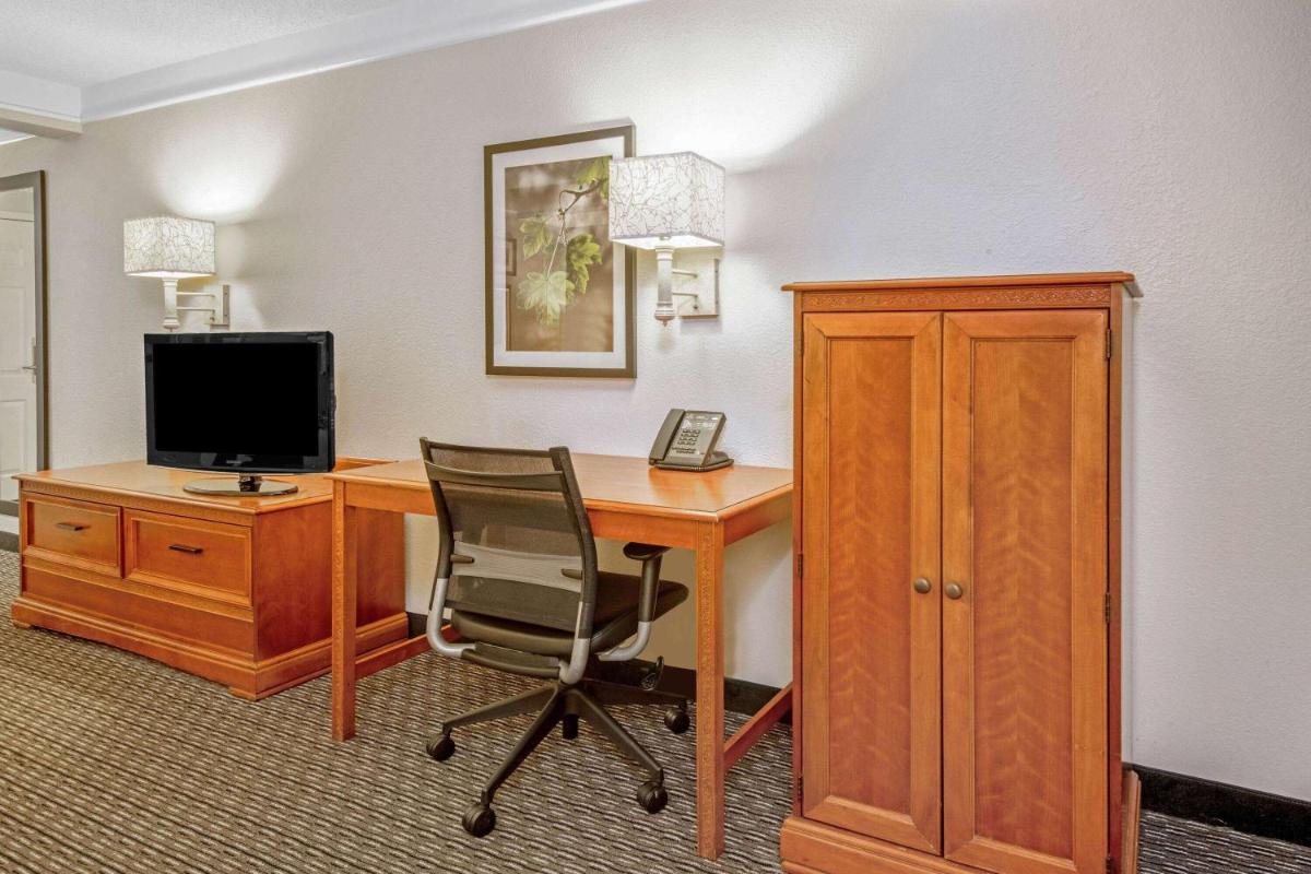 La Quinta by Wyndham San Antonio Airport - image 7