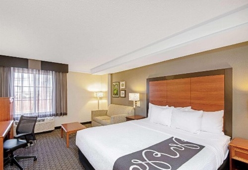 La Quinta by Wyndham San Antonio Airport - image 9
