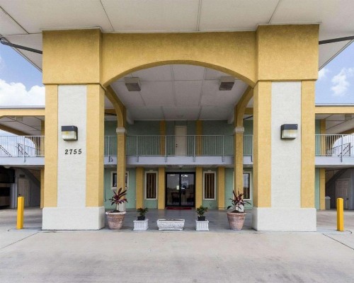 Econolodge Inn & Suites Downtown Northeast - image 10