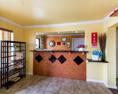 Econolodge Inn & Suites Downtown Northeast - image 11