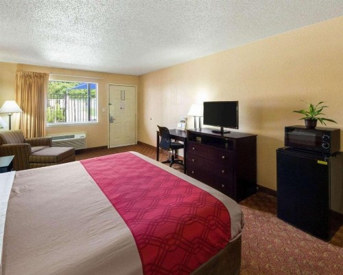Econolodge Inn & Suites Downtown Northeast - image 16