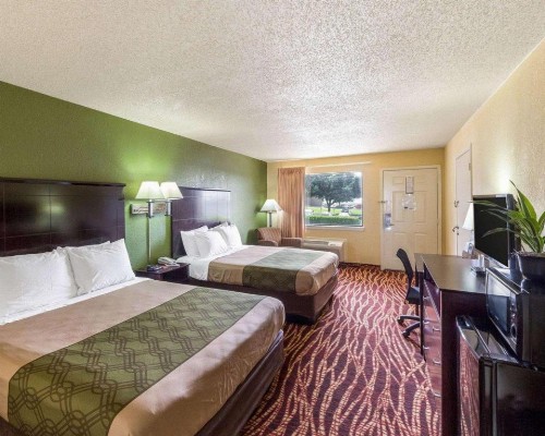 Econolodge Inn & Suites Downtown Northeast - image 17
