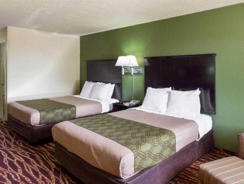 Econolodge Inn & Suites Downtown Northeast - image 19