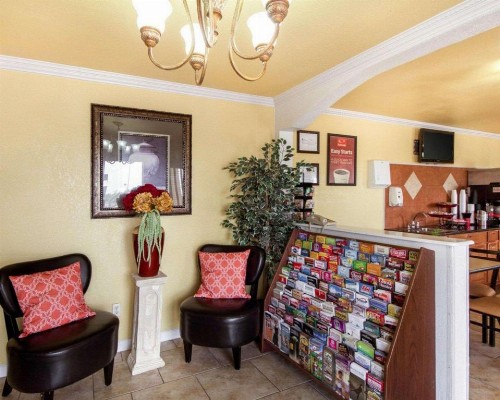 Econolodge Inn & Suites Downtown Northeast - image 2