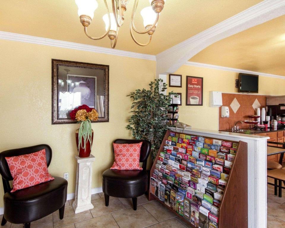Econolodge Inn & Suites Downtown Northeast - image 2