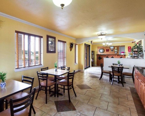 Econolodge Inn & Suites Downtown Northeast - image 3