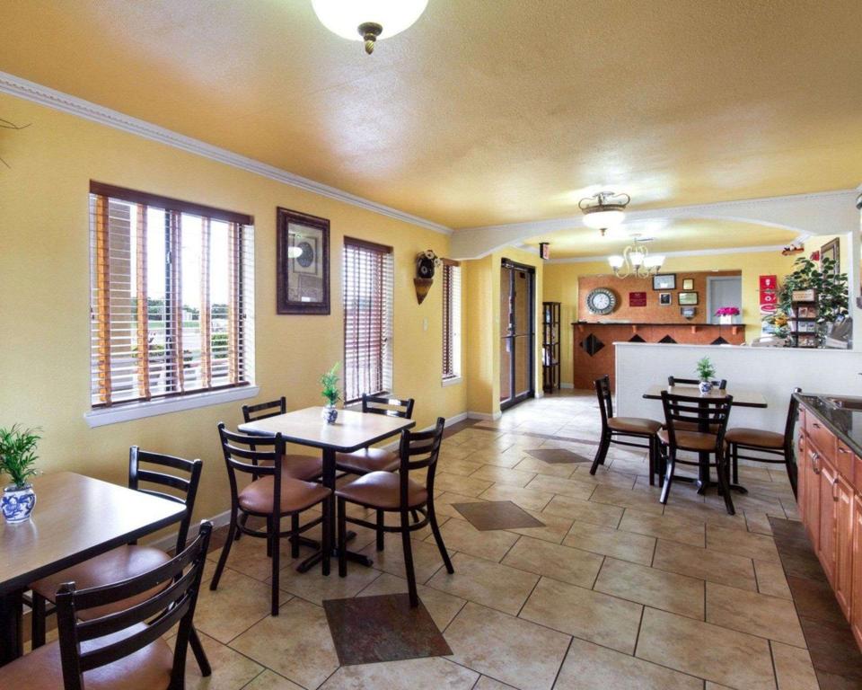 Econolodge Inn & Suites Downtown Northeast - image 3