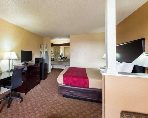 Econolodge Inn & Suites Downtown Northeast - image 34