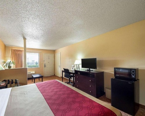 Econolodge Inn & Suites Downtown Northeast - image 35