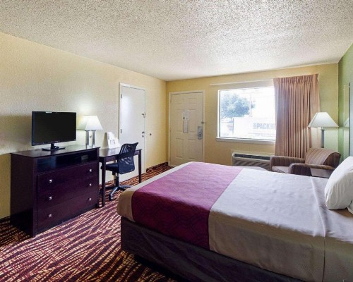 Econolodge Inn & Suites Downtown Northeast - image 39