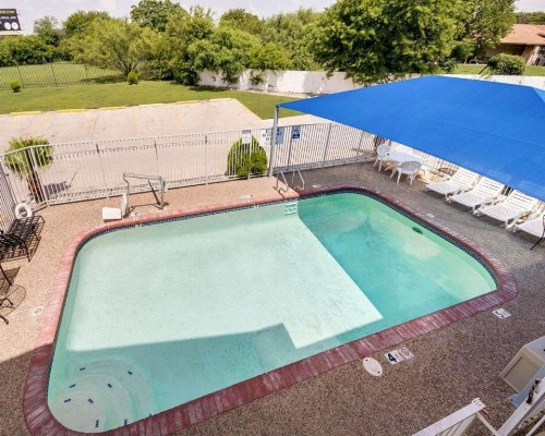 Econolodge Inn & Suites Downtown Northeast - image 4
