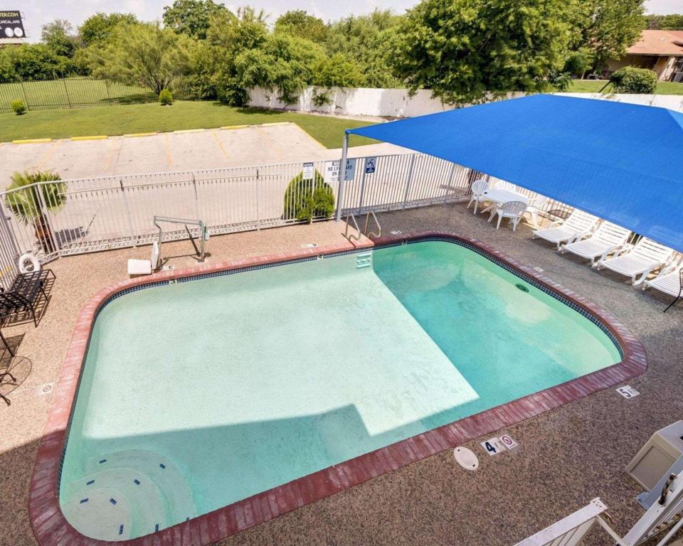 Econolodge Inn & Suites Downtown Northeast - image 4