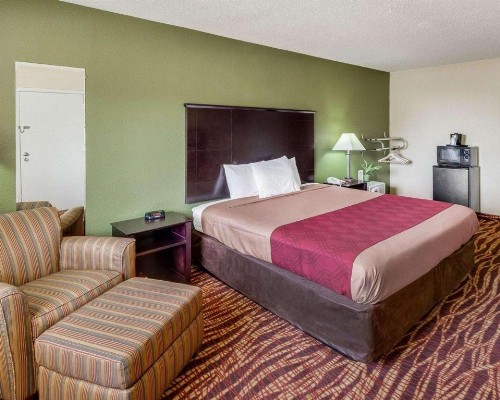Econolodge Inn & Suites Downtown Northeast - image 40