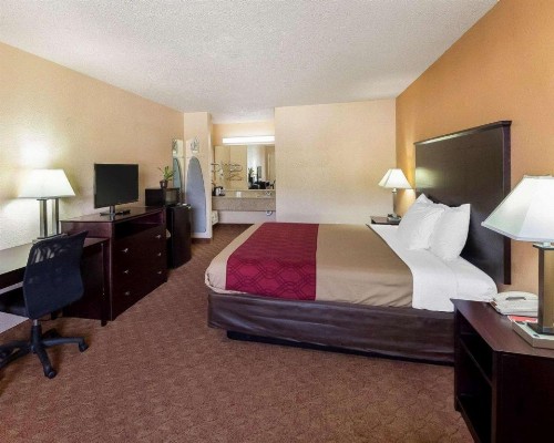 Econolodge Inn & Suites Downtown Northeast - image 41