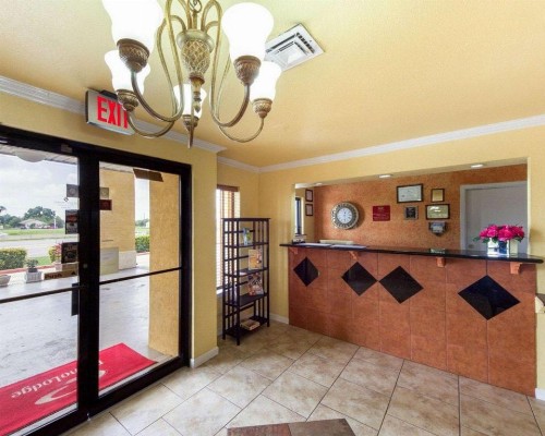 Econolodge Inn & Suites Downtown Northeast - image 5