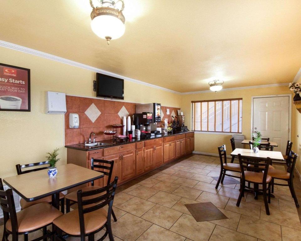 Econolodge Inn & Suites Downtown Northeast - image 6