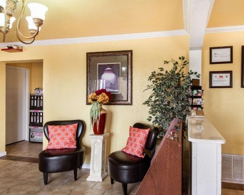 Econolodge Inn & Suites Downtown Northeast - image 7