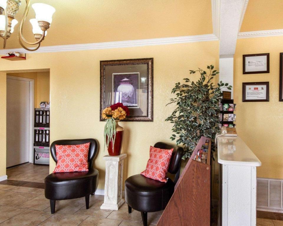 Econolodge Inn & Suites Downtown Northeast - image 7