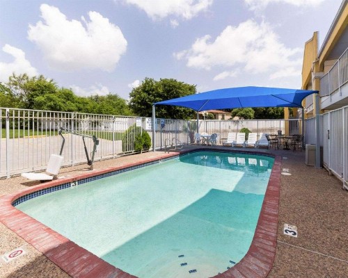 Econolodge Inn & Suites Downtown Northeast - image 9
