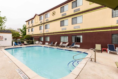 Quality Inn Near Seaworld - Lackland - image 2