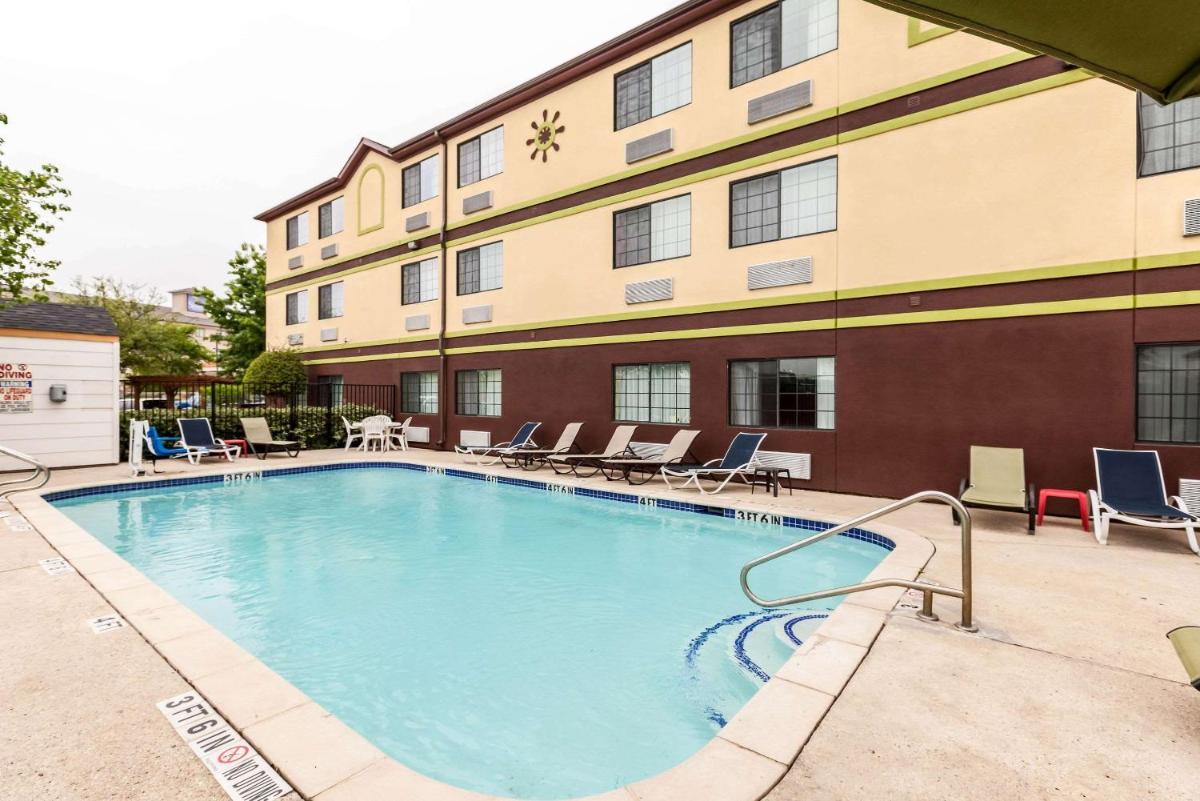 Quality Inn Near Seaworld - Lackland - image 2