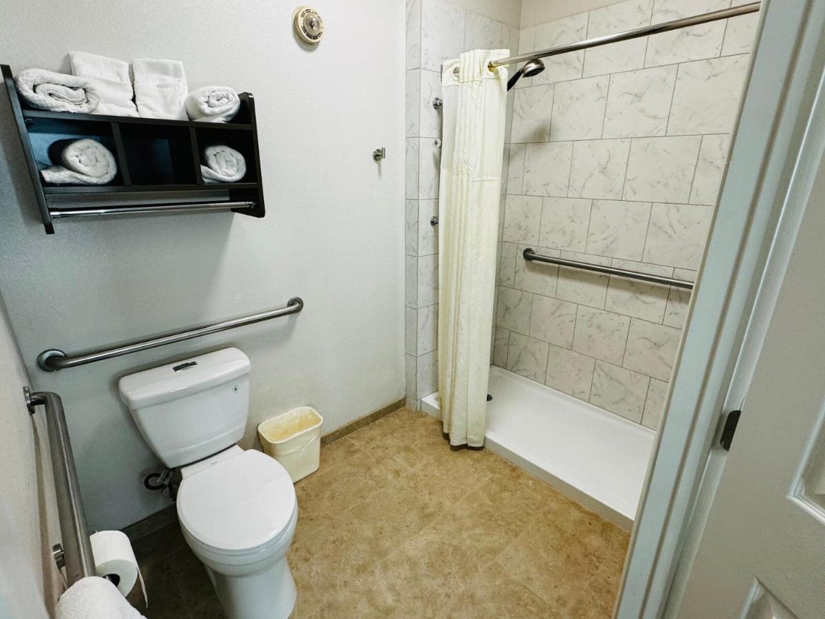 Quality Inn Near Seaworld - Lackland - image 3