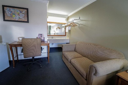 University Inn & Suites - image 10