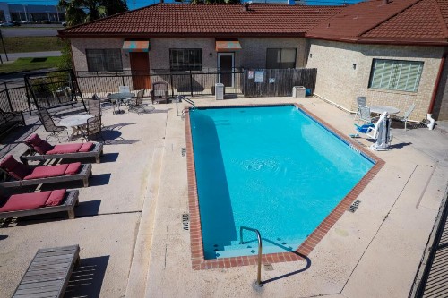 University Inn & Suites - image 12