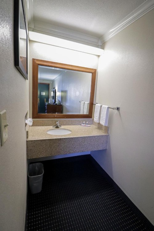 University Inn & Suites - image 16