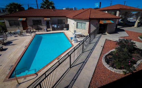 University Inn & Suites - image 17