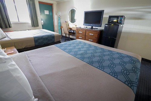 University Inn & Suites - image 18