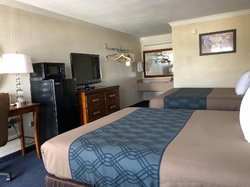 University Inn & Suites - image 19