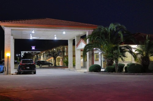 University Inn & Suites - image 2