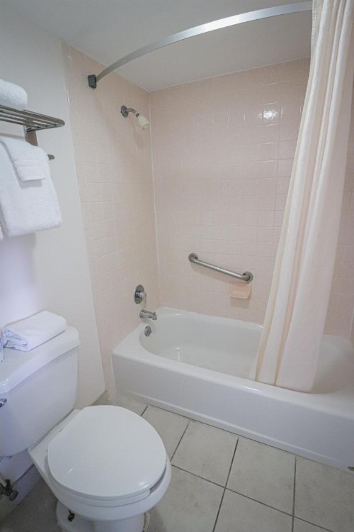 University Inn & Suites - image 22