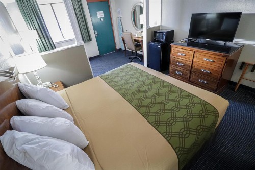 University Inn & Suites - image 33