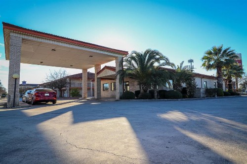 University Inn & Suites - image 37
