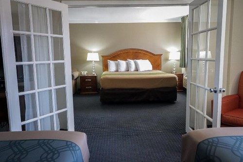 University Inn & Suites - image 40