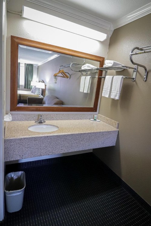 University Inn & Suites - image 46