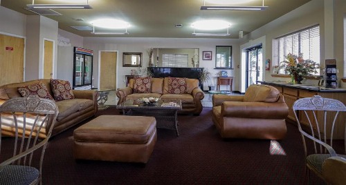 University Inn & Suites - image 6