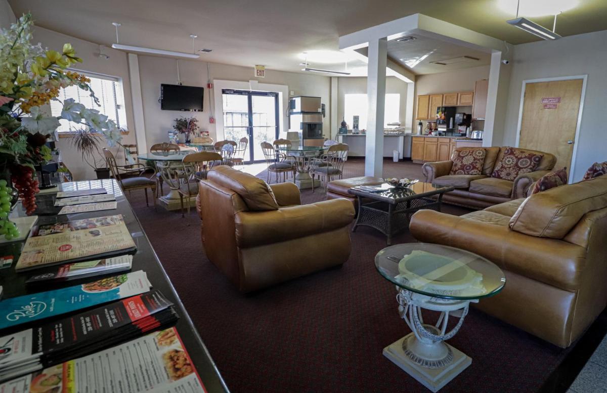 University Inn & Suites - image 7