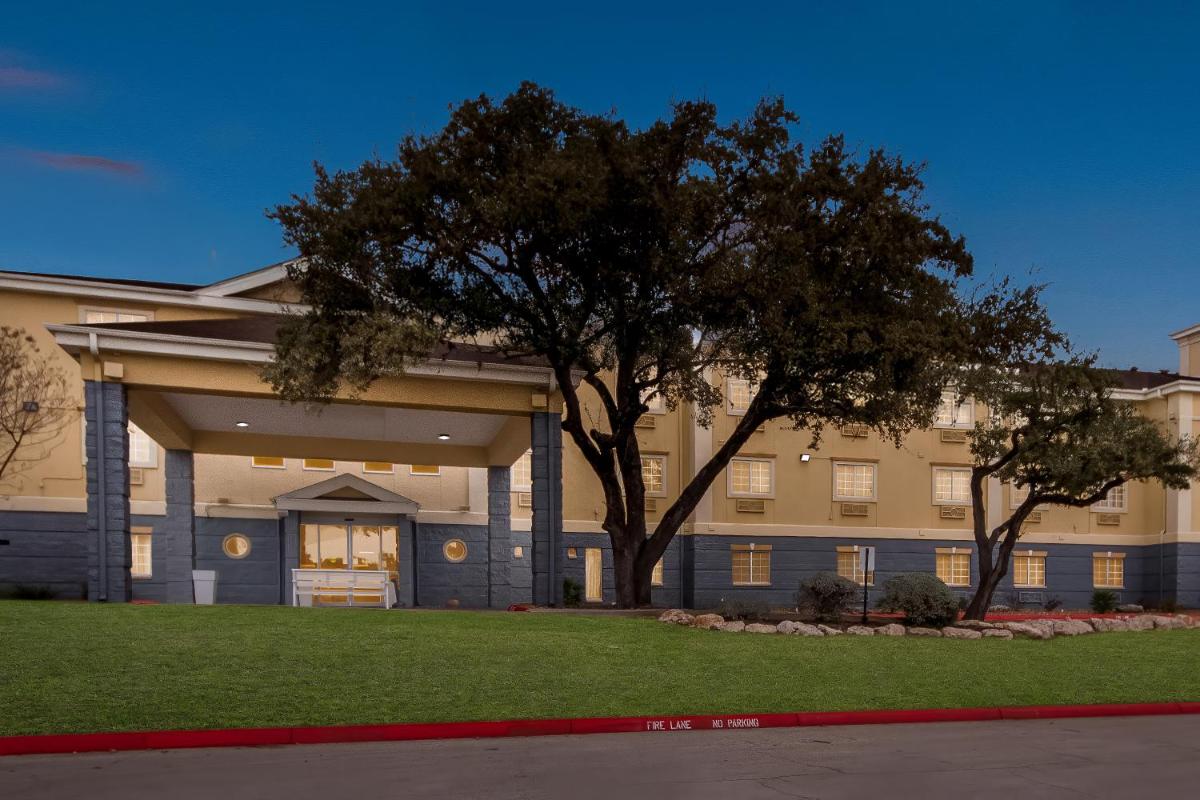 Holiday Inn Express Hotel & Suites San Antonio-Airport North an IHG Hotel - image 2