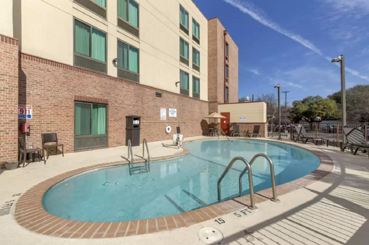 Comfort Inn & Suites San Antonio Airport - image 3